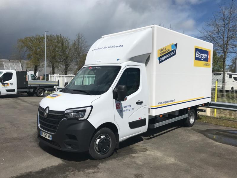 Renault Master 130.35 châssis-cabine avec caisse 20m3 et hayon élévateur | image 4