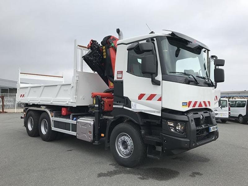 Renault C430 6x4 version K pour le transport et la pose de poteaux